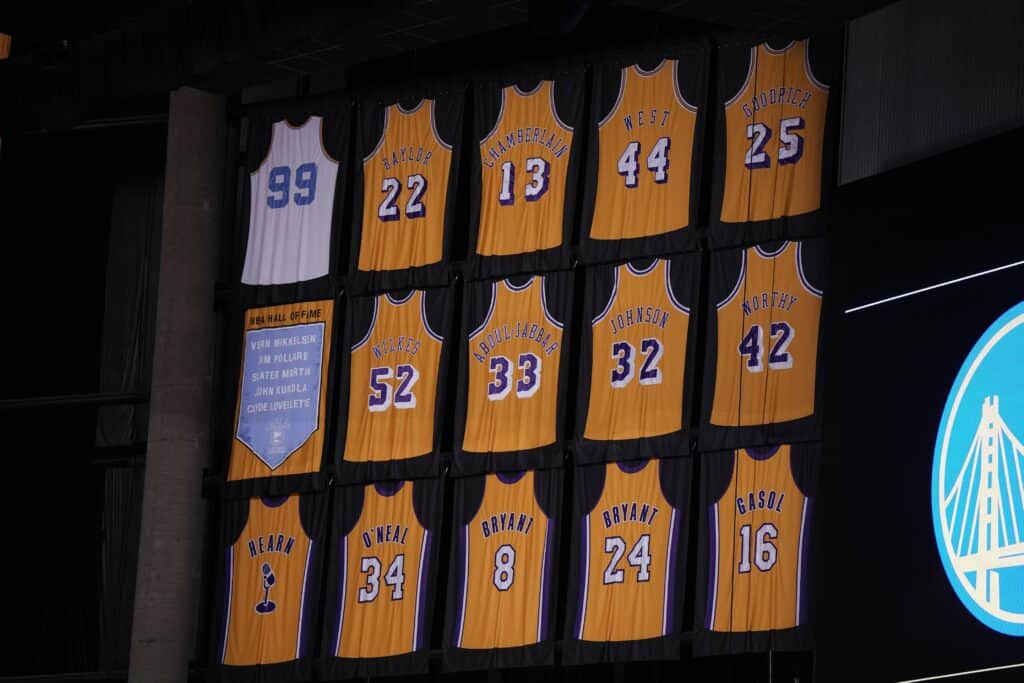 Zastrzeżone numery Los Angeles Lakers pod kopułą Crypto.com Arena