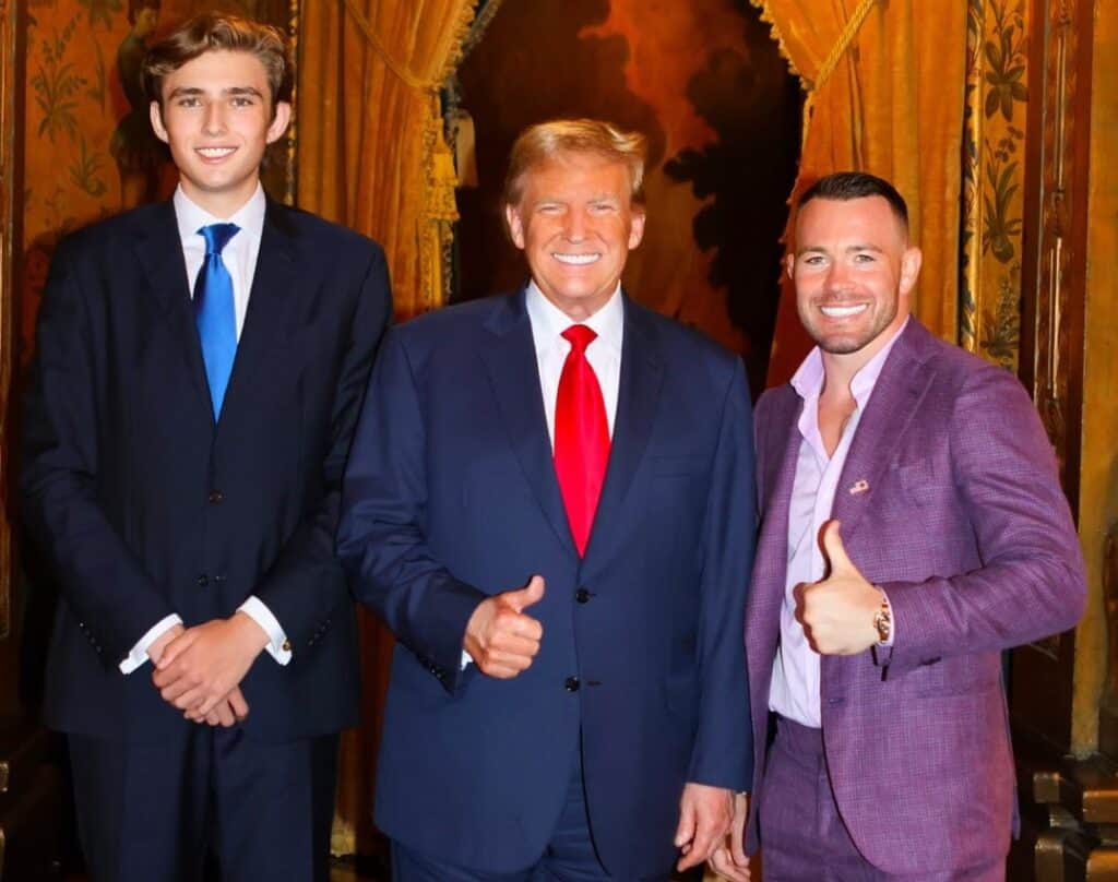 Colby Covington pozujący do zdjęcia z Donaldem Trumpem oraz Barronem Trumpem, synem byłego prezydenta