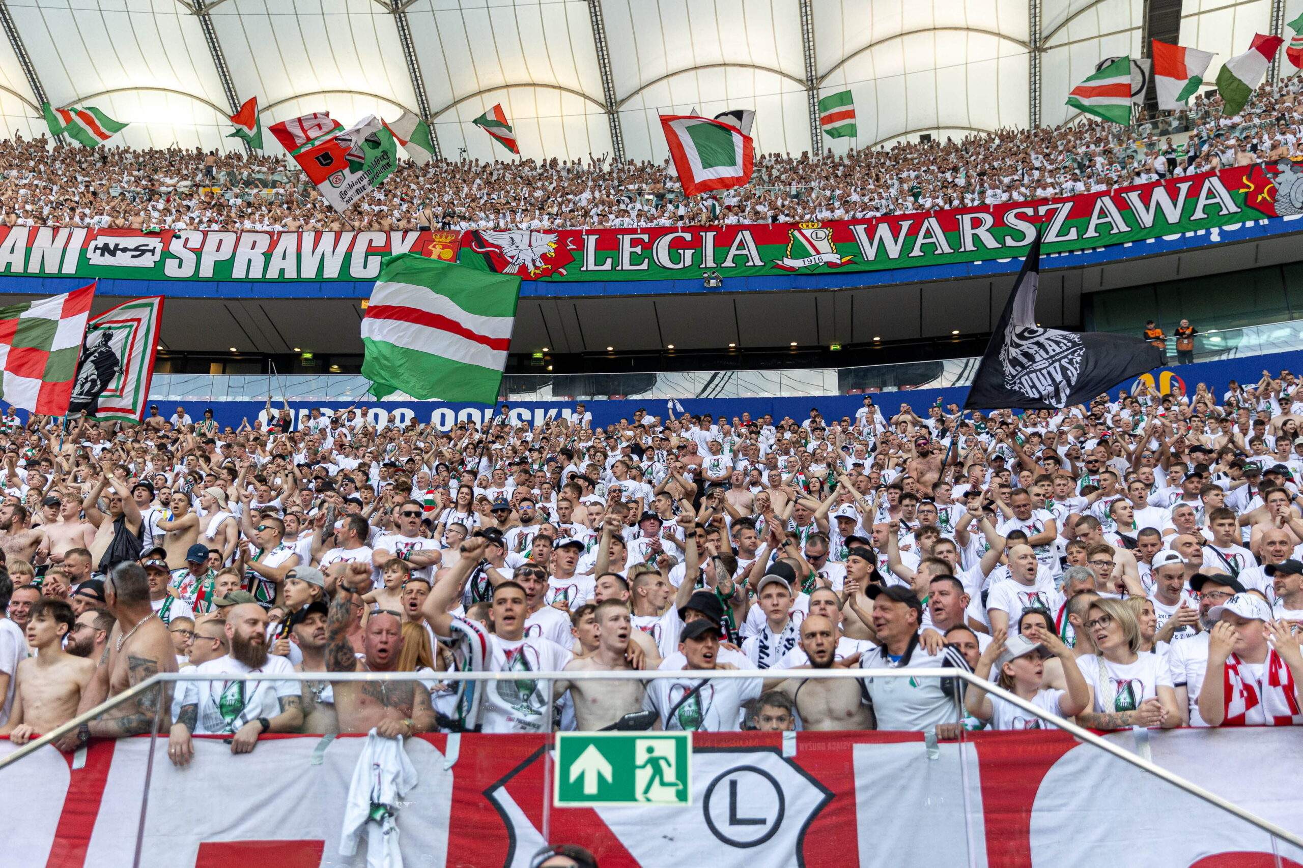 Media: “Kibice Legii chcieli wnieść środki odurzające. Forsowali bramę”