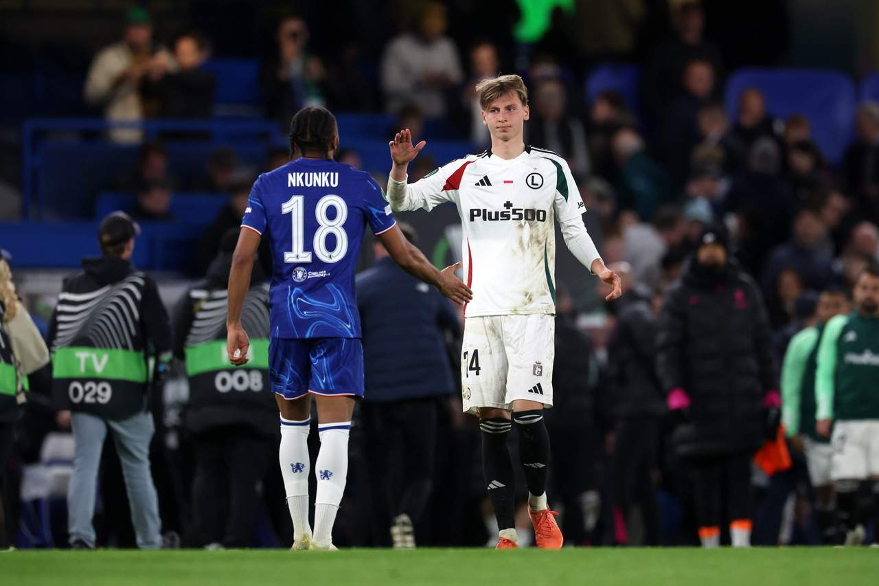 Jan Ziółkowski i Christopher Nkunku po meczu Chelsea - Legia