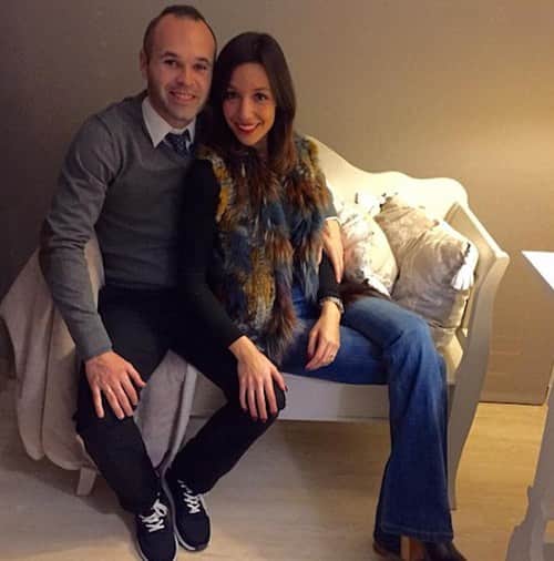 2FB601CB00000578-3380580-Barcelona_legend_Andres_Iniesta_and_his_wife_Anna_looked_to_be_e-a-59_1451601650718