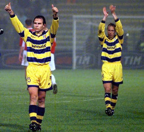 Il centrocampista francese Alain Boghossian (S) ed il difensore argentino Nestor Sensini salutano i tifosi al termine dell'incontro che ha visto il Parma passare il turno battendo i polacchi del Wisla Cracovia per 2-1, in una immagine del 03 novembre 1998. ANSA/PARENTI-BENVENUTI