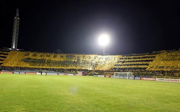 Fans of Uruguayan soccer club Penarol display a large flag measuring 310 by 48 meters (1017 by 157 feet) at the beginning of a Copa Libertadores soccer match against Argentina's Independiente at Centenario stadium in Montevideo, April 12, 2011. Penarol is considering to enter the flag as the "Largest Sports Flag in the World" into the Guinness World Records, a member of the club said. REUTERS/Andres Stapff (URUGUAY - Tags: SPORT SOCCER)