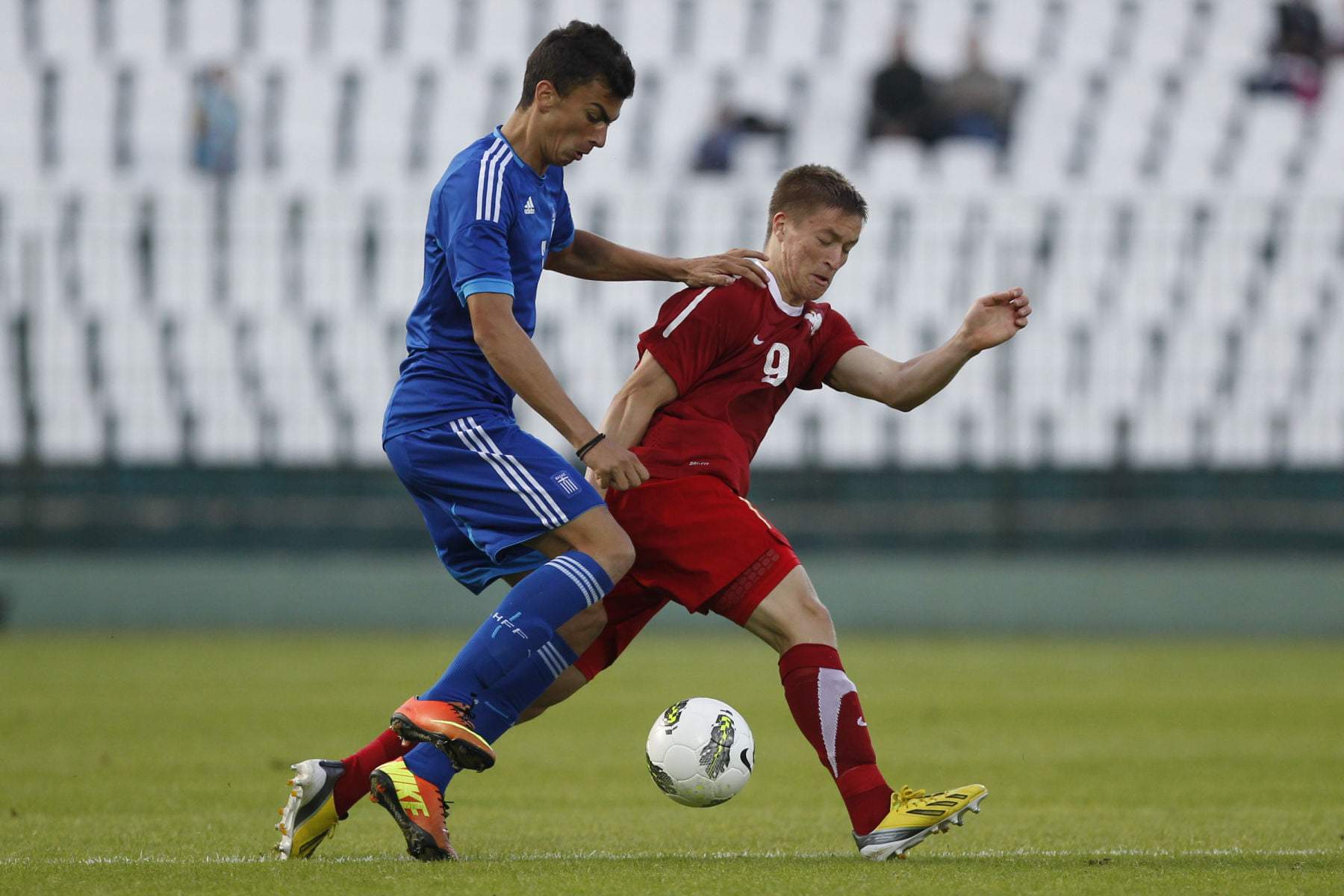 Czerwiec 2013 roku, Mygas w starciu z Radosławem Murawskim podczas meczu Polski z Grecją w kategorii U-19. Fot. newspix.pl