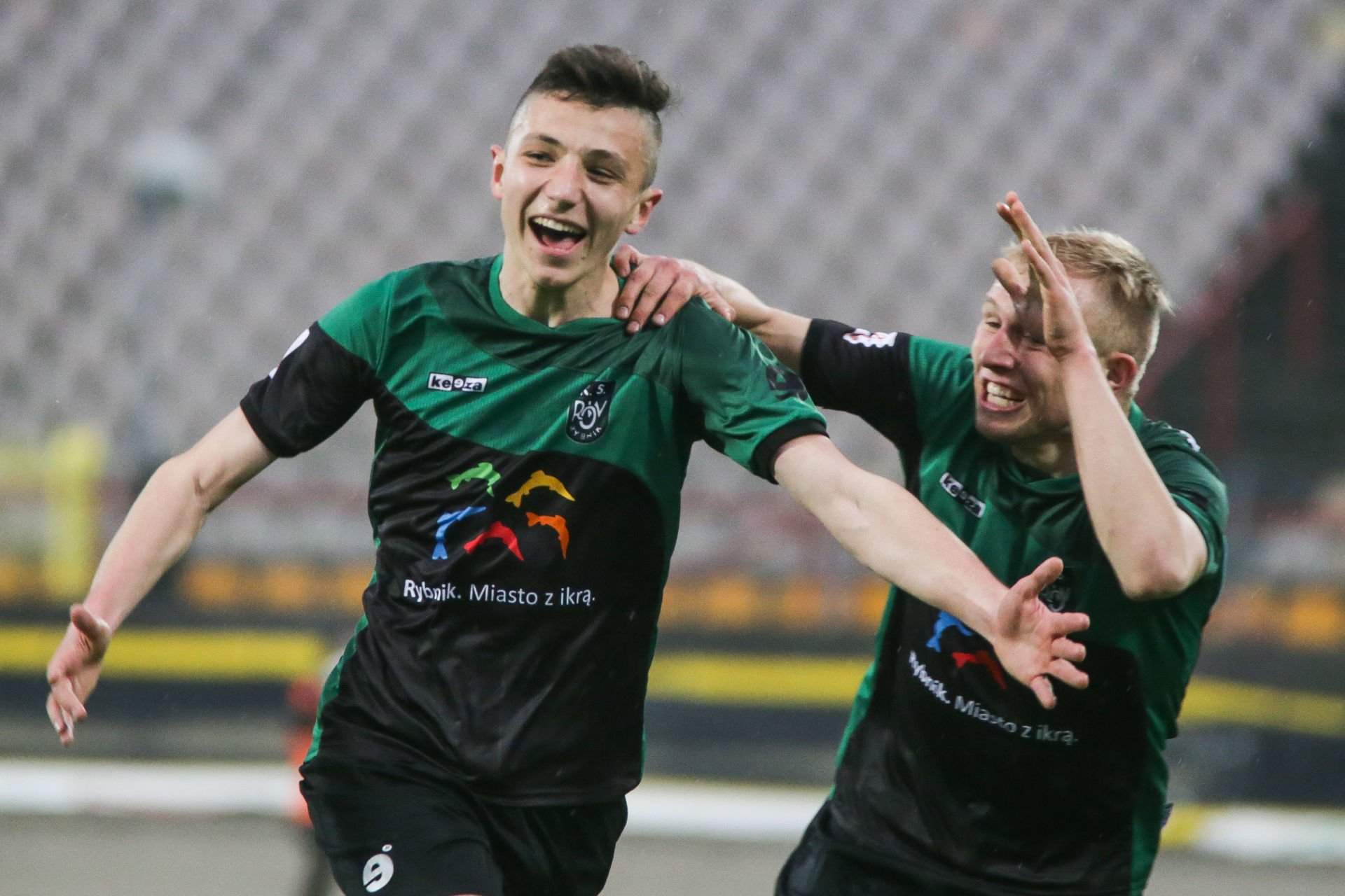Kwiecień 2016 roku, Bartosz Slisz cieszy się z premierowego gola dla ROW-u Rybnik w swoim pierwszym występie w wyjściowym składzie. 