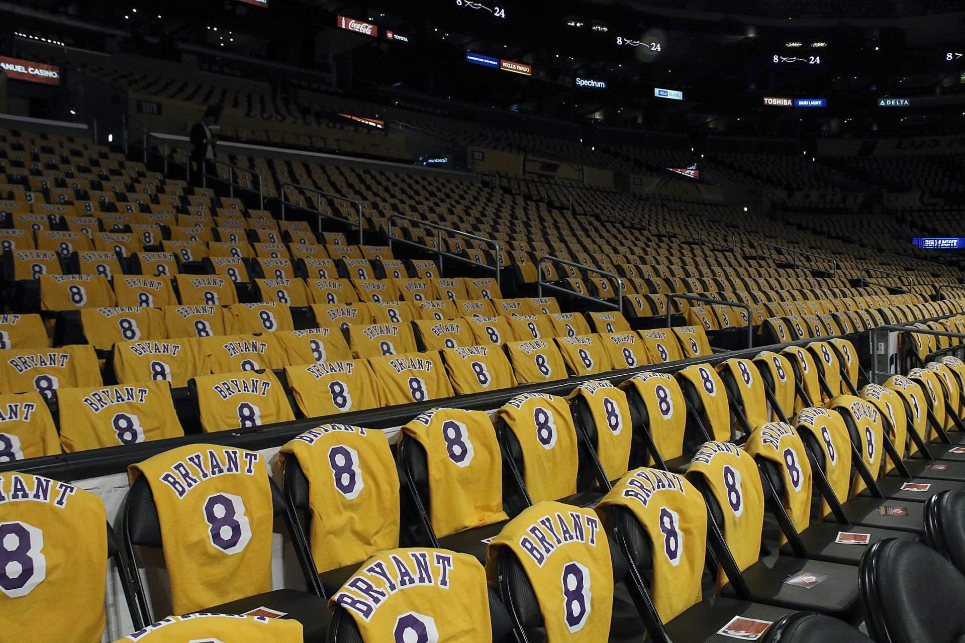 Lakers Host the Trailblazers