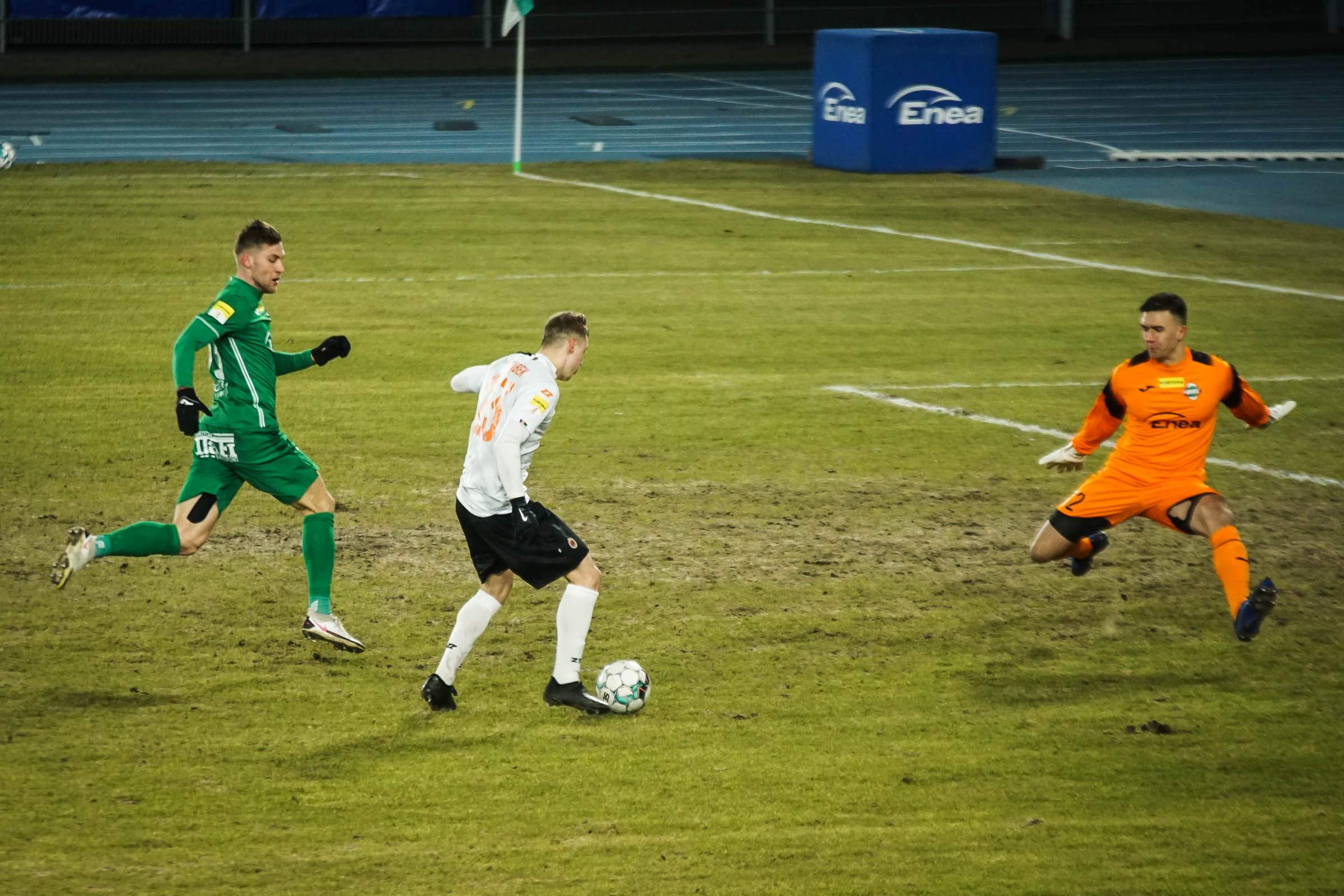 Dominik Dziąbek strzela gola w meczu Radomiak - Chrobry