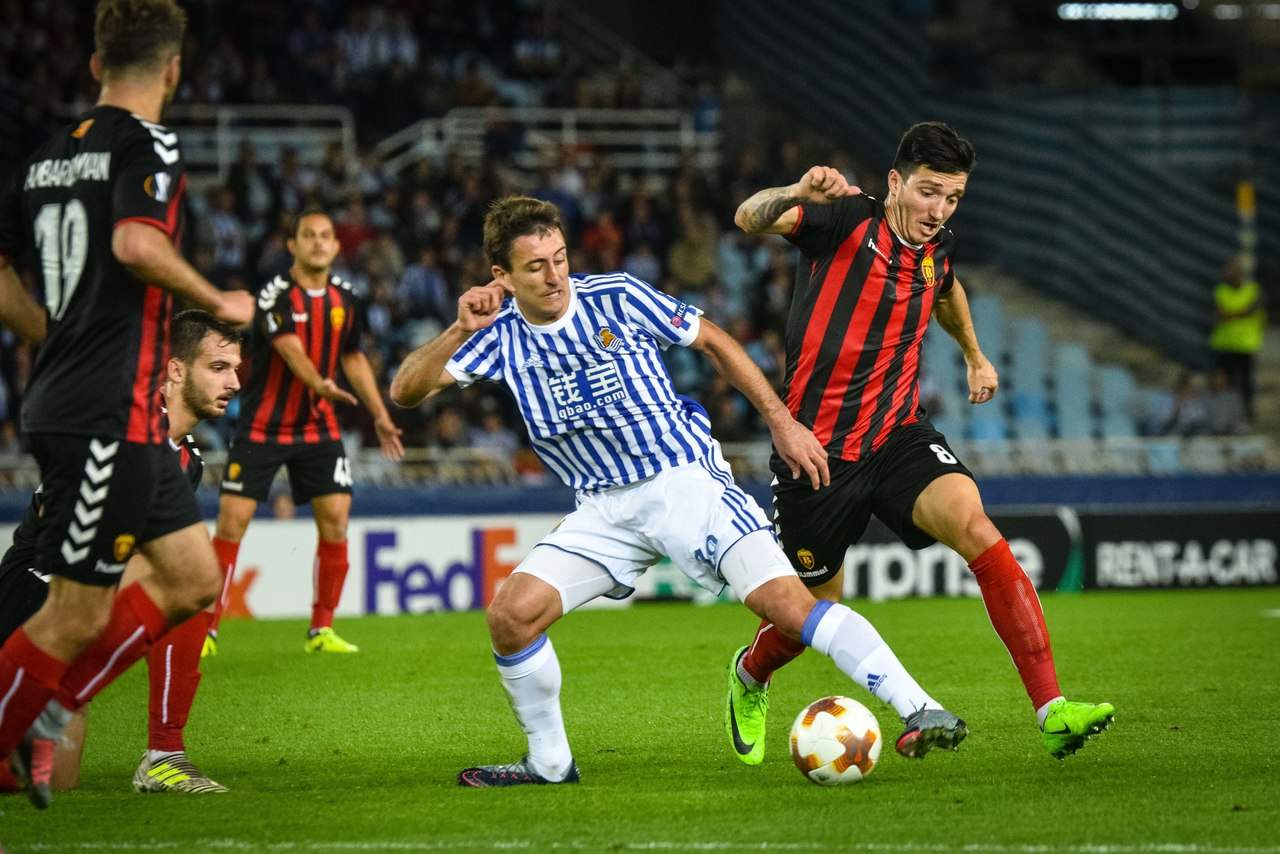Mikel Oyarzabal i Vanja Marković walczą o piłkę w meczu Real Sociedad - Vardar Skopje