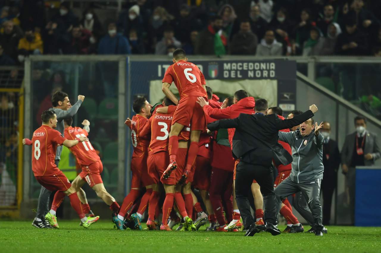 Reprezentacja Macedonii Północnej świętuje wygraną z Włochami