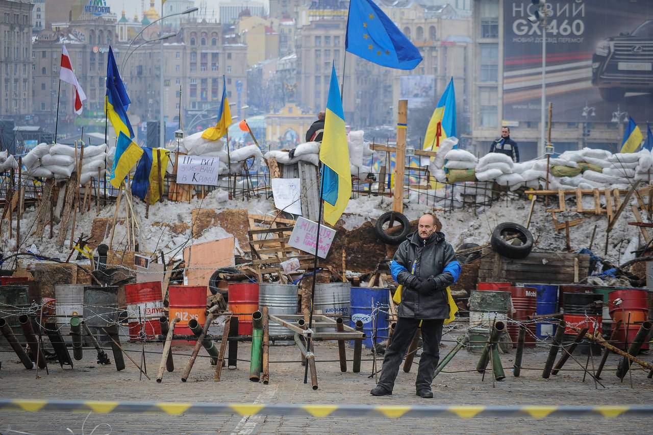 Majdan - protestujący na tle flag Ukrainy i Unii Europejskiej