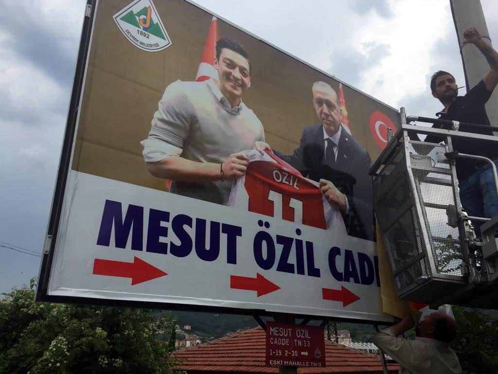 Billboard ze słynnym zdjęciem Ozila i Erdogana