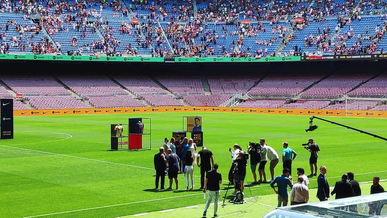 Prezentacja Roberta Lewandowskiego na Camp Nou w Barcelonie