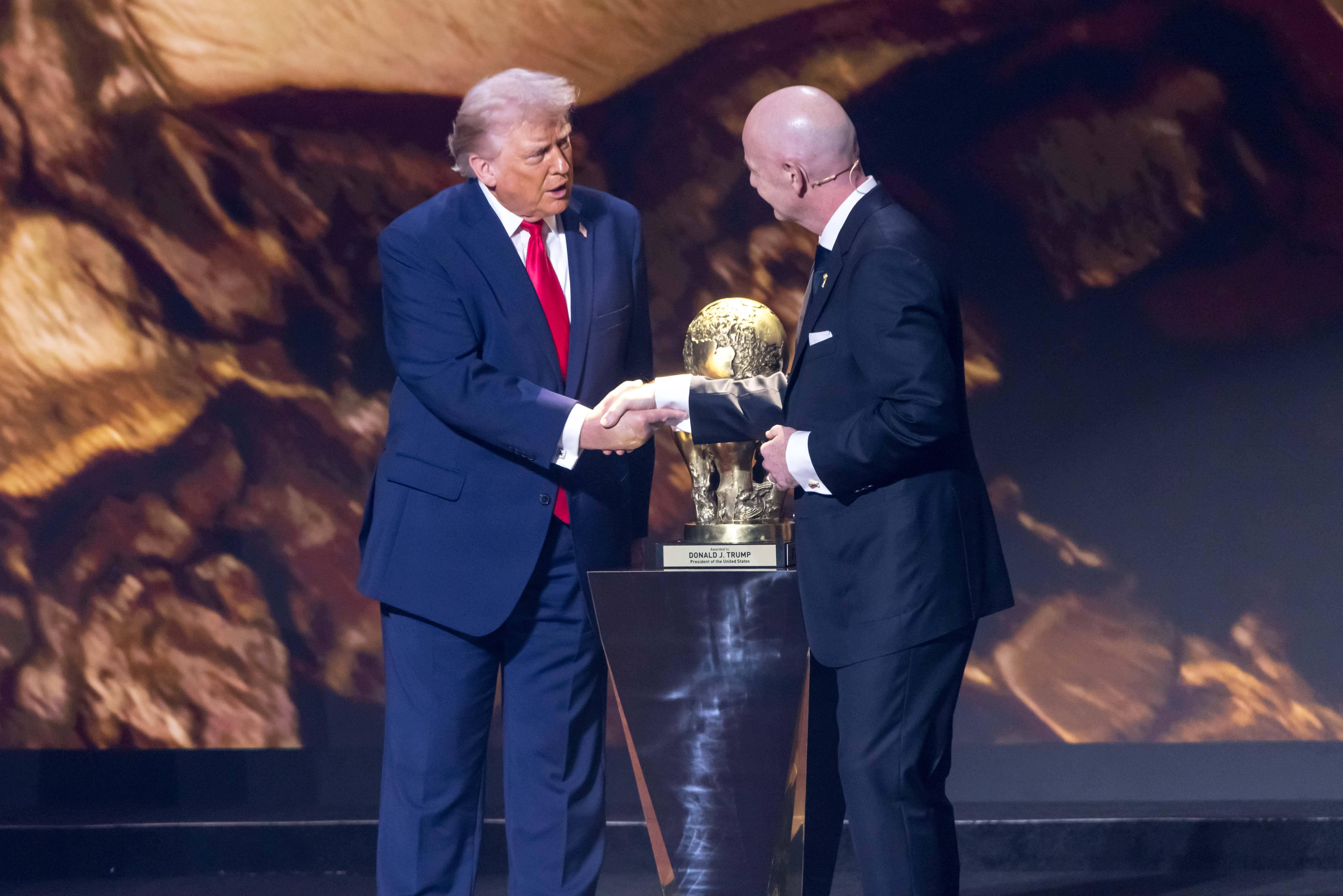Donald Trump pierwszym i… ostatnim laureatem Pokojowej Nagrody FIFA?