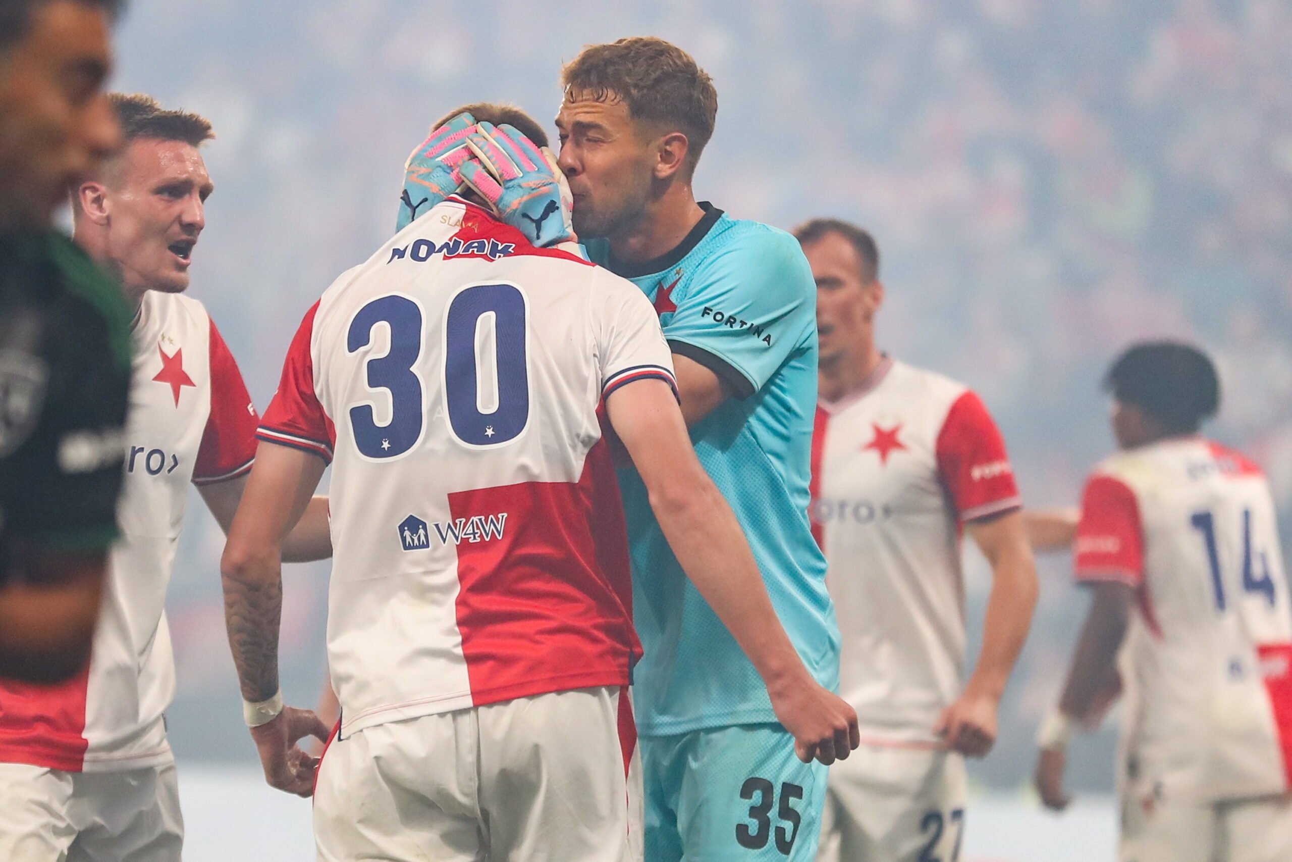 Wiktor Nowak z bramkarzem Slavii