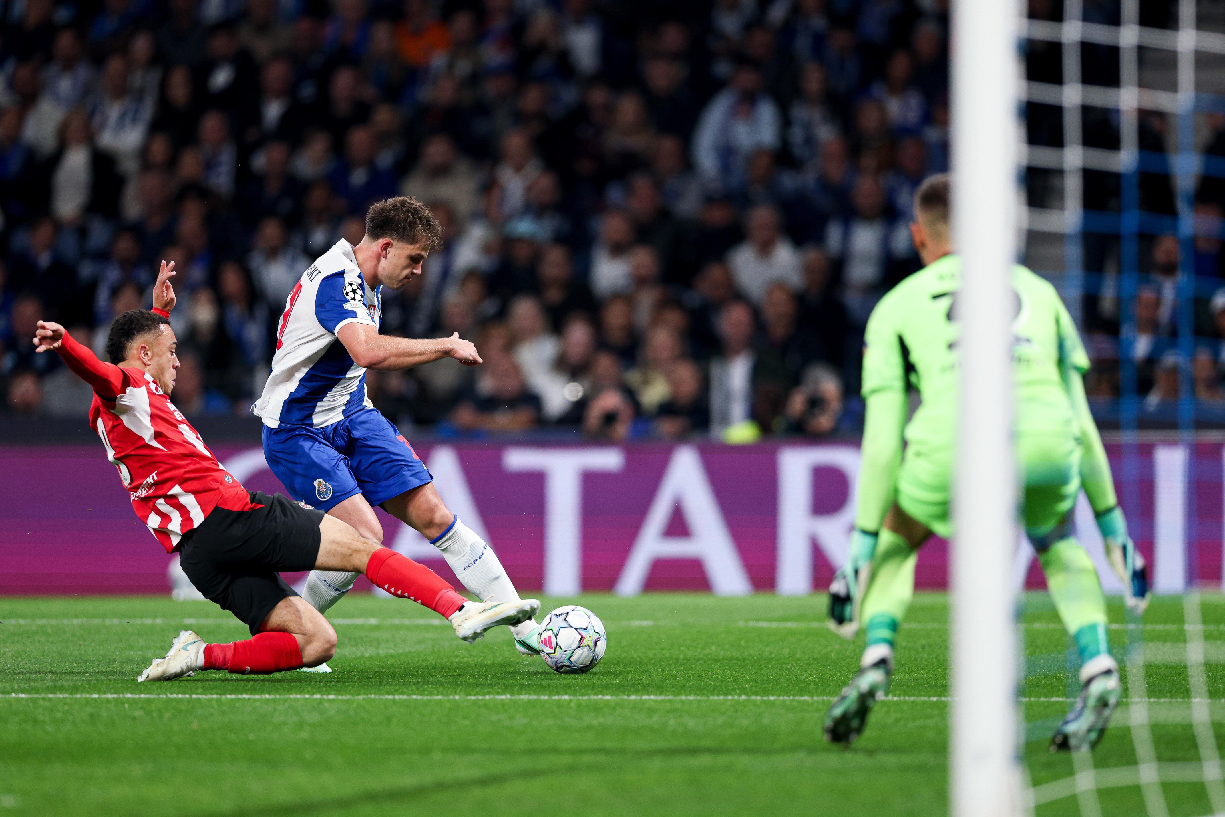 Pietuszewski oceniony za mecz z PSV. Surowe recenzje Polaka