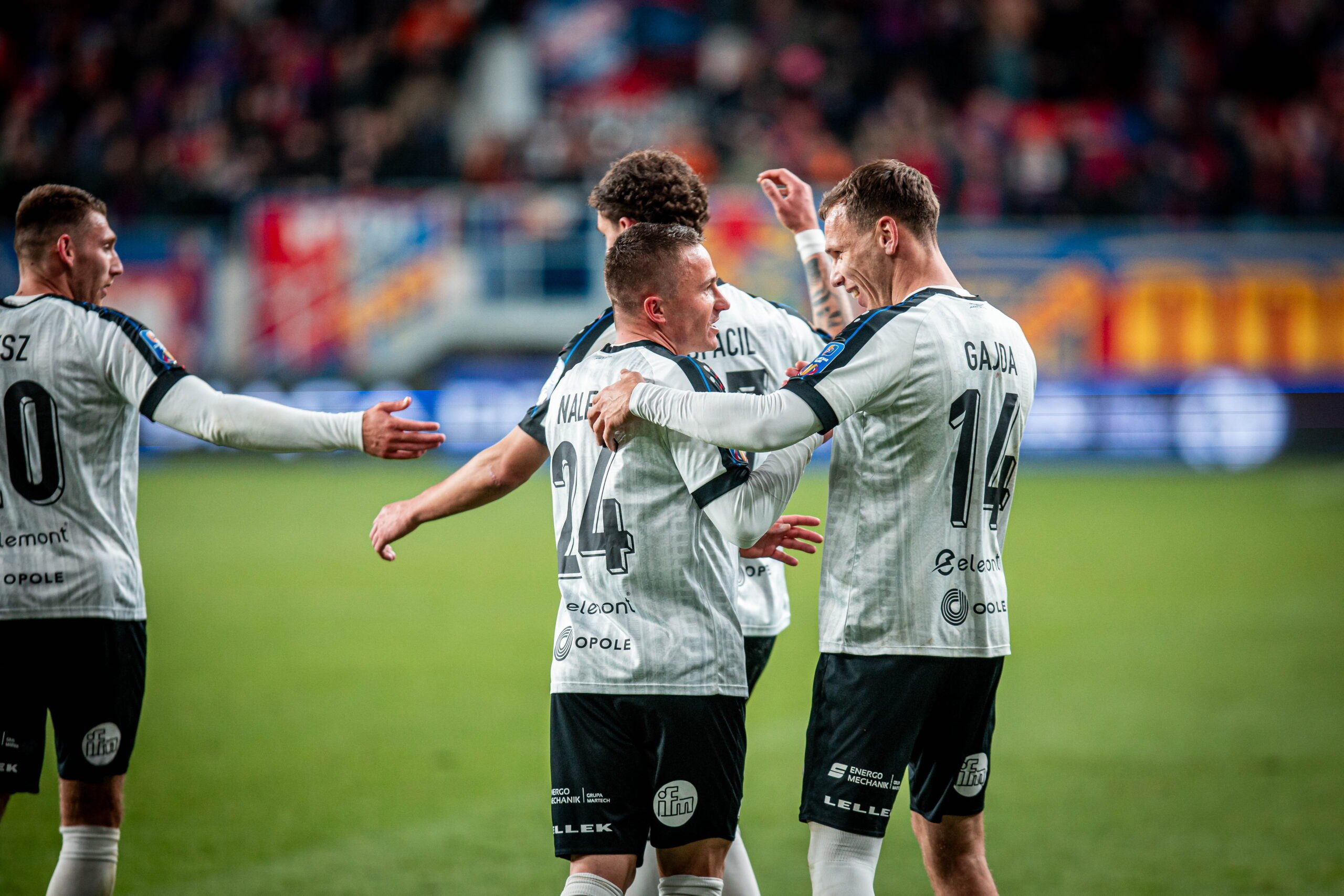 Michał Nalepa świętuje gola dla Odry Opole ze Śląskiem Wrocław
