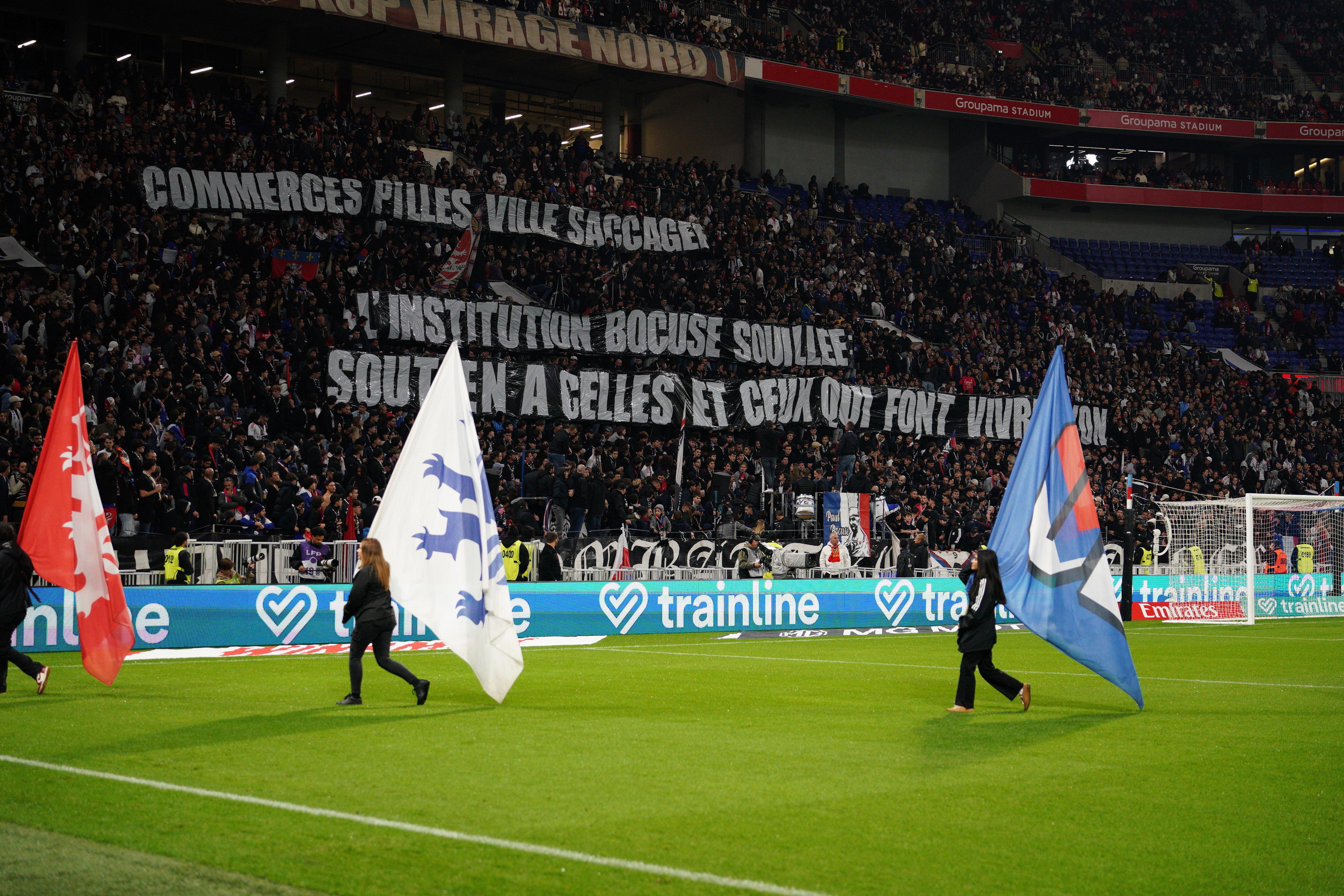 Lyon zdemolowany po zamieszkach. Fani na meczu wsparli ofiary