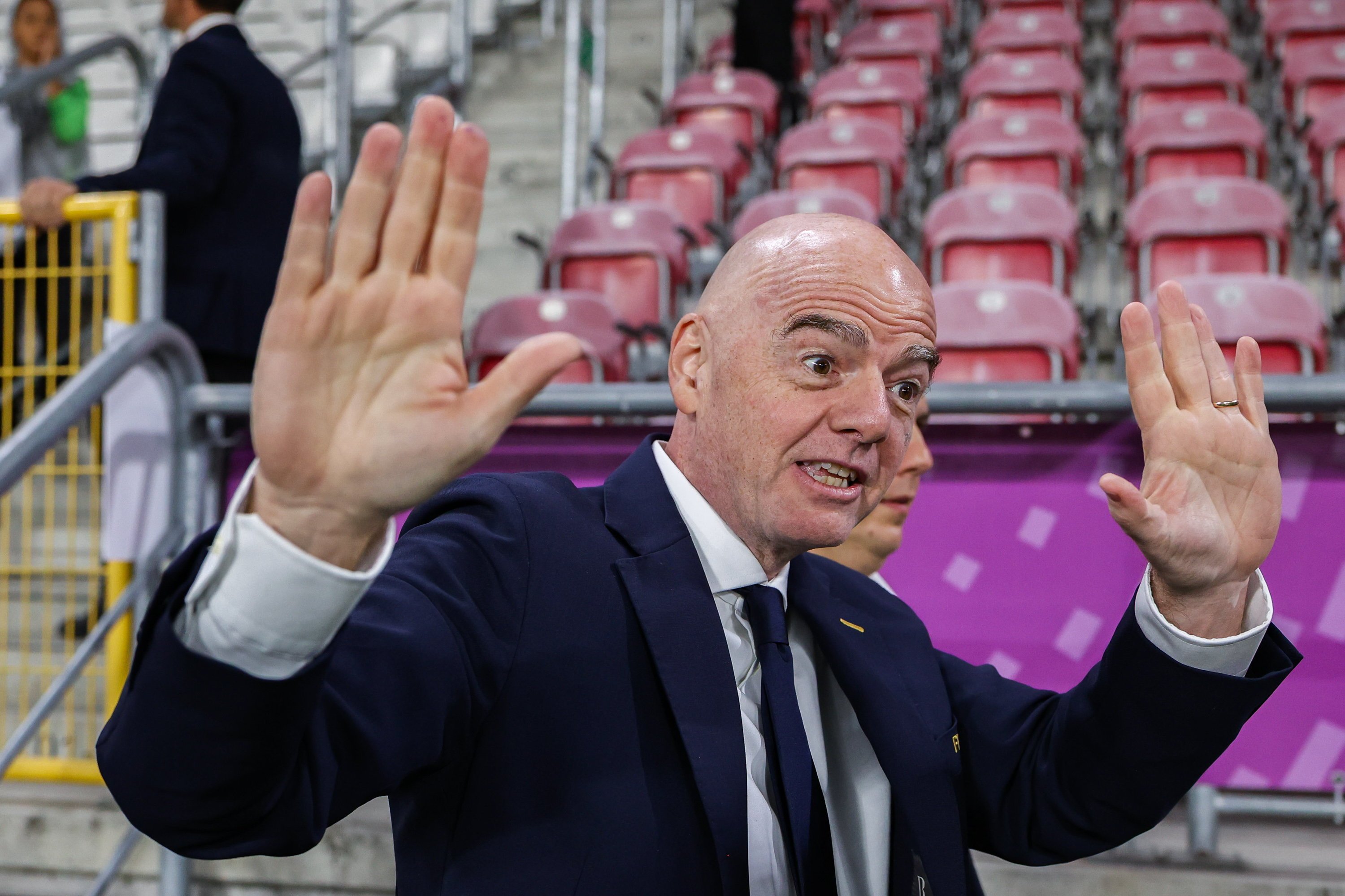 Infantino pali się pod nogami. Postanowił więc… przeprosić