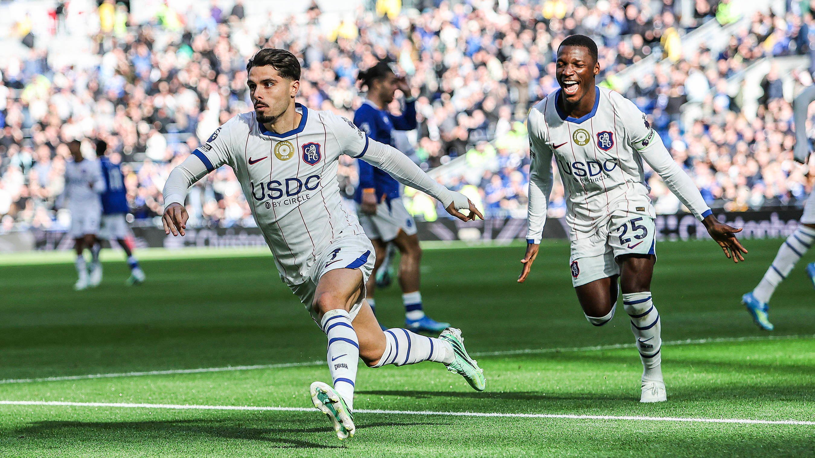 Dwa ciosy Neto i kontuzja Martineza. Przerwana seria Evertonu