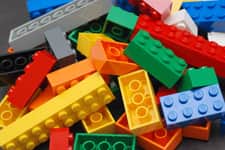Dom z klocków LEGO runął