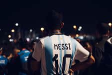 „Messi jest większy niż inflacja”. Sprzedają samochody, by zobaczyć złoty medal