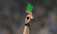 Zielone kartki wchodzą na boiska. Co oznaczają?