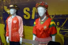 Koszulki, korek, sacrum i etnografia czyli „Poligon” w muzeum
