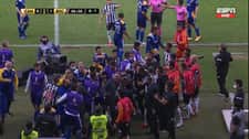Mecz z piekła rodem. Piłkarze Boca Juniors rzucili się na sędziów i policję