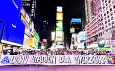 Wymowny transparent kibiców Ruchu na Times Square