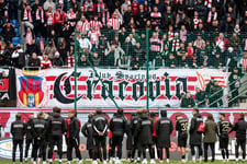 „Rozmowa pod&nbsp;płotem” po&nbsp;porażce Cracovii. Zwyzywano dyrektora