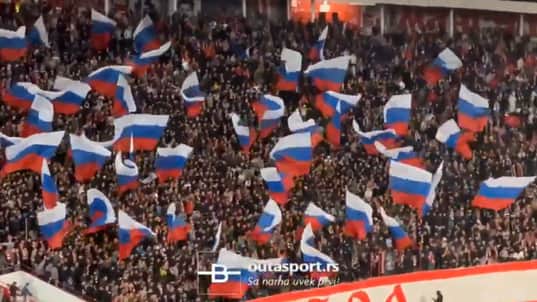 Skandaliczne obrazki w Belgradzie. Na stadionie Crveny rosyjskie flagi