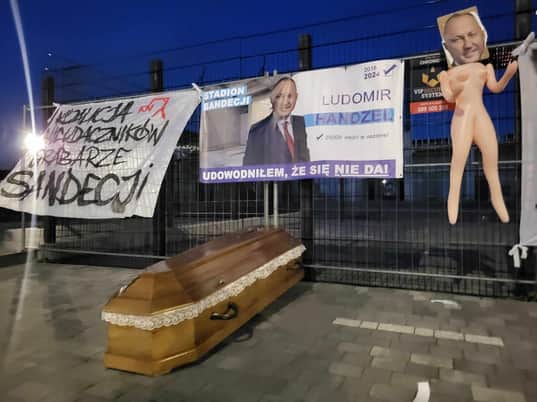 Trumna pod stadionem i lalka z wizerunkiem prezydenta – protest kibiców Sandecji