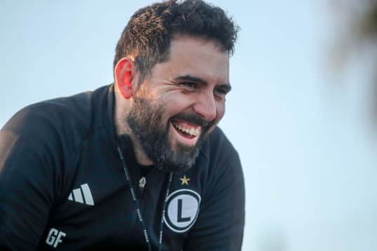 Prawda o trenerze Legii? “Feio gardzi Polakami. To manipulant”