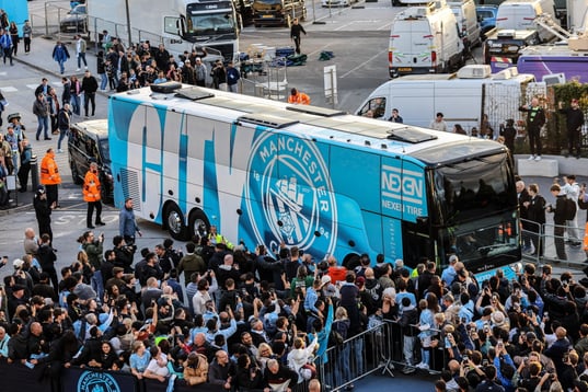 Gorąco przed&nbsp;hitem Premier League. Obawy o&nbsp;autokar Manchesteru City