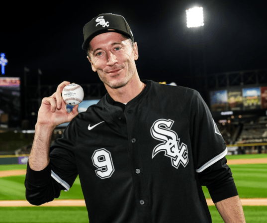 Lewandowski na&nbsp;meczu baseballa. Polak był gwiazdą! [WIDEO]