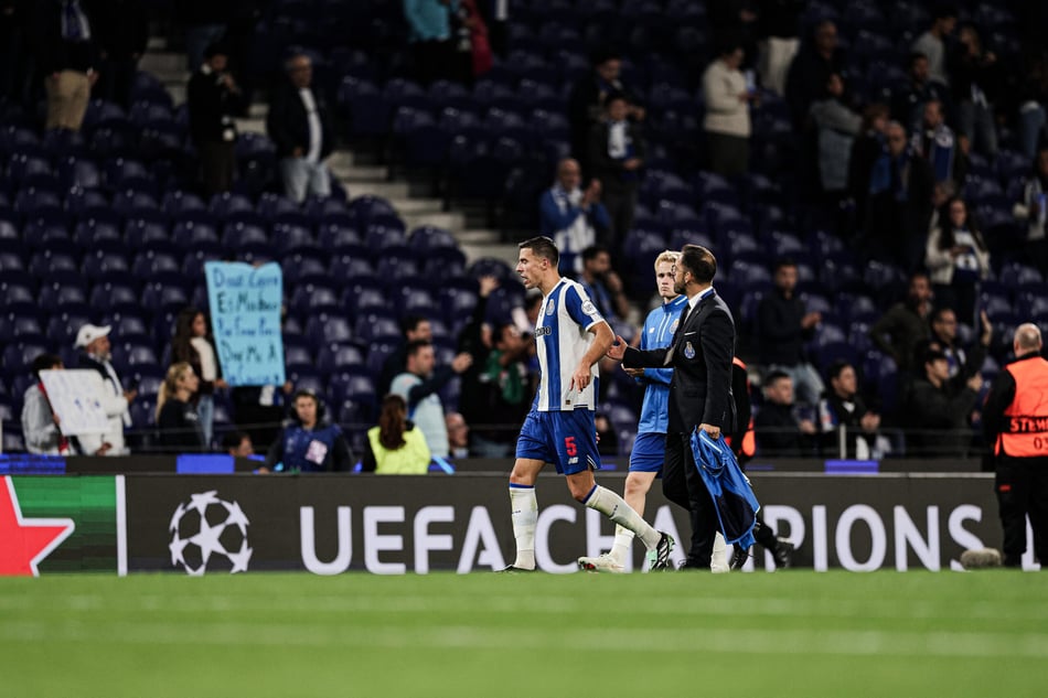 W&nbsp;Porto rozmowa pod&nbsp;płotem Polaków. Fani zareagowali gwizdami