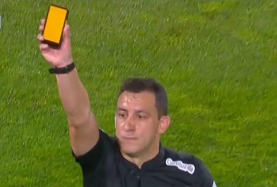 Piłkarz ukarany czerwonym… ekranem. Nowatorski pomysł w&nbsp;Urugwaju