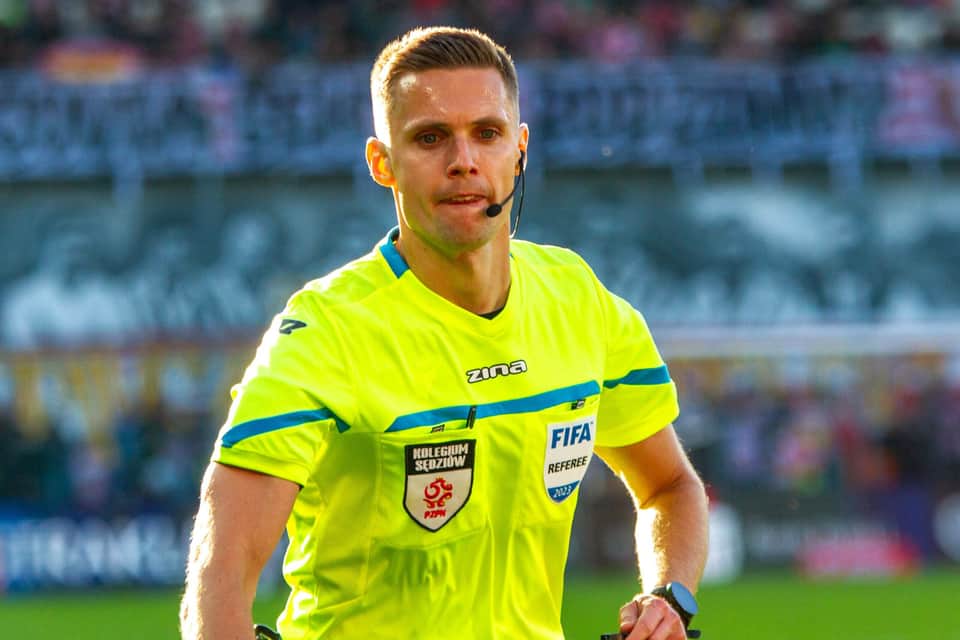 Damian Sylwestrzak sędzią meczu Aris Lemessou z Pafos FC na Cyprze [Źródło: Weszlo]