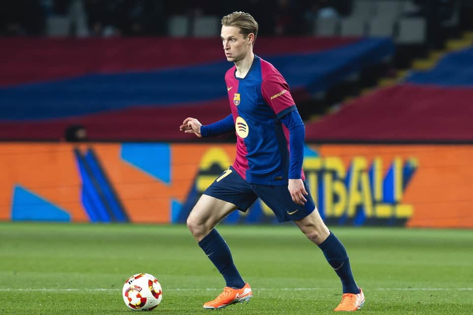 Barca odrzuca ofertę AC Milan za Frenkiego de Jonga, oczekując łącznie 45 milionów euro [Źródło: Weszlo]