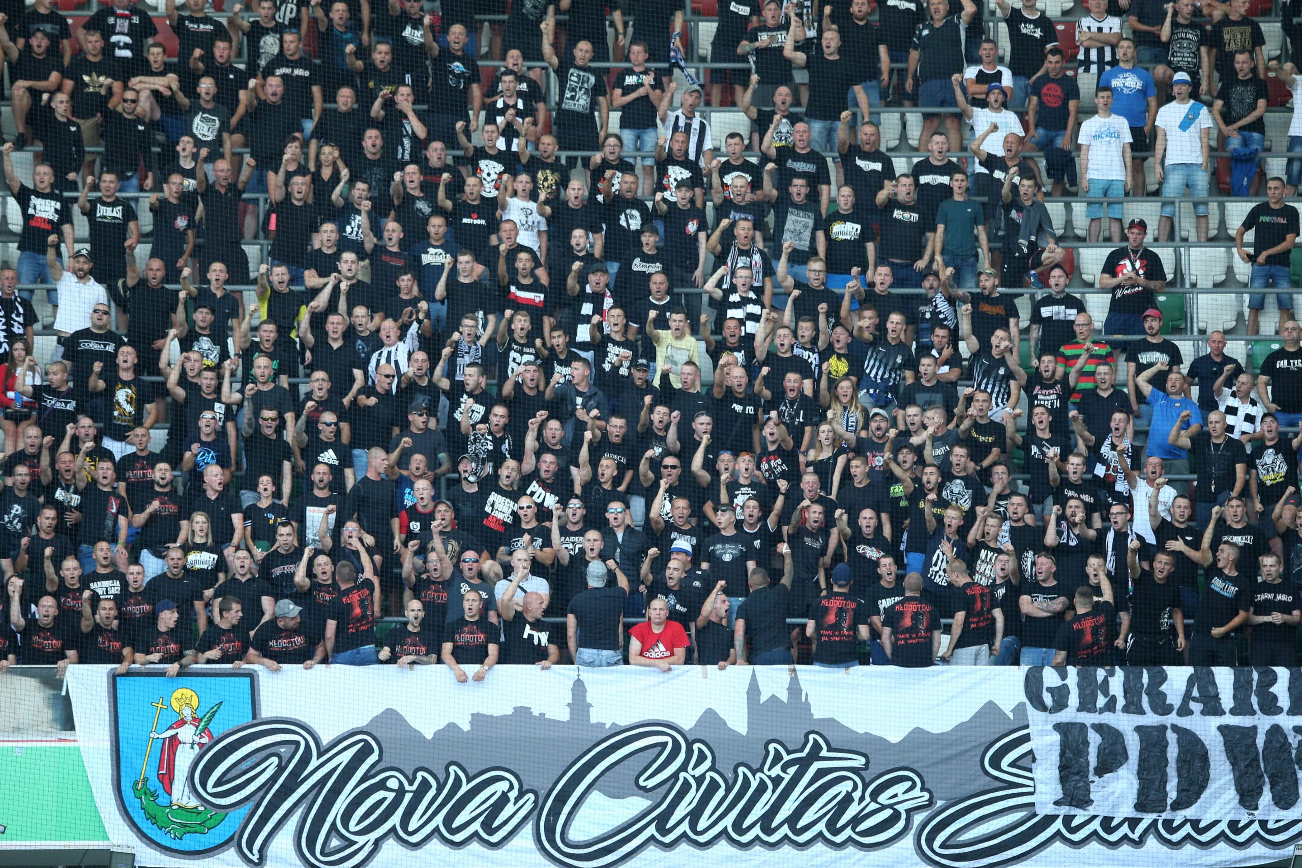 „Jeśli sytuacja pozwoli, podejmiemy decyzję o otwieraniu stadionów”