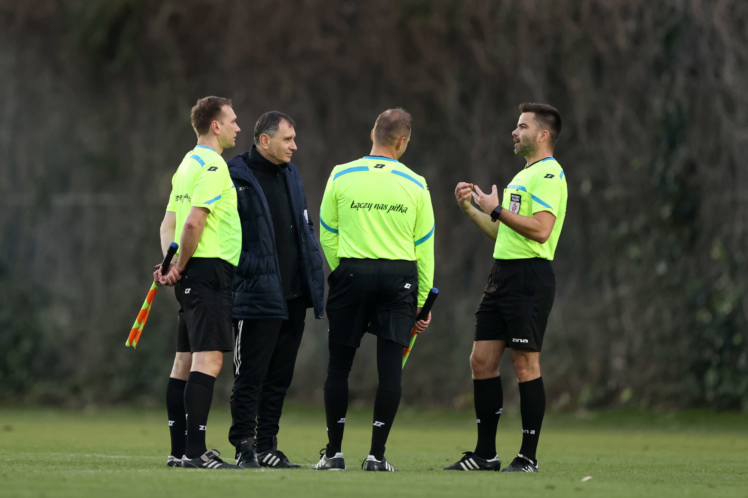 Sebastian Krasny i asystenci rozmawiają z Maciejem Wierzbowskim z Kolegium Sędziów PZPN podczas meczu Radomiak - Hradec Kralove